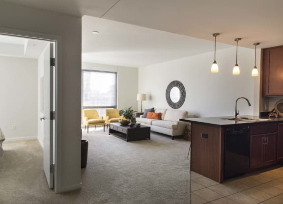 Interiors-Midtown-Crossing-Apartments-Omaha-NE-one-bedroom-apartment