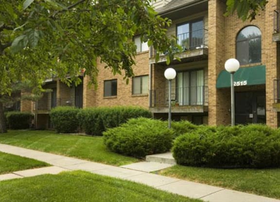 Exterior landscaping at Capitol View Apartments in Lincoln Nebraska