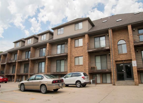 side of front view at Capitol View Apartments in Lincoln Nebraska