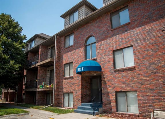 Entrance to building at Packard House Apartments in Lincoln Nebraska