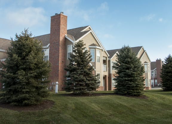 Exteriors-Ridge Pointe Villas townhomes exterior with private entrances and greenspace in south Lincoln NE