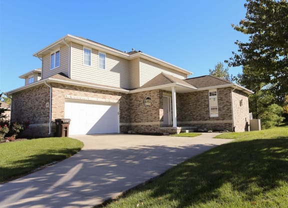 View of Stone Ridge Estates' duplexes for rent in south Lincoln NE with two-car garage