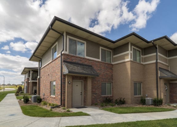 Exterior view of private entrances at The Villas at Falling Waters townhomes for rent in west Omaha NE