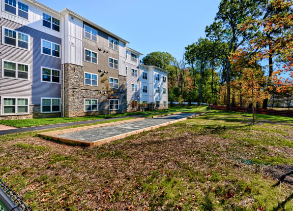the preserve at ballantyne commons apartments courtyard and apartment buildings