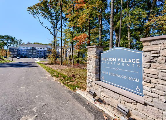 the welcome sign at the front of the apartments building