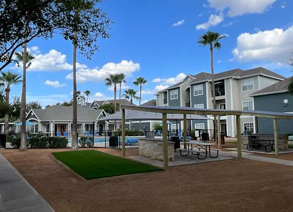 the preserve at ballantyne commons apartments with a pool and picnic area