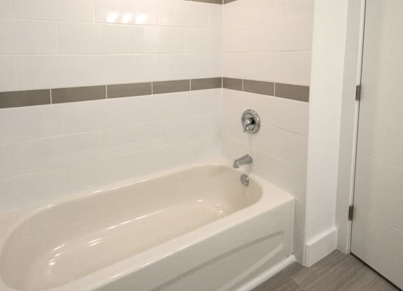 1 Oak Street Bathroom