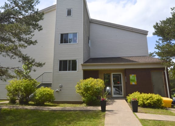 10-214 Harlington Crescent Exterior