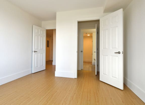 155 Stoneybrook Court bedroom closet