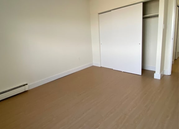 19 Plateau Crescent bedroom closet