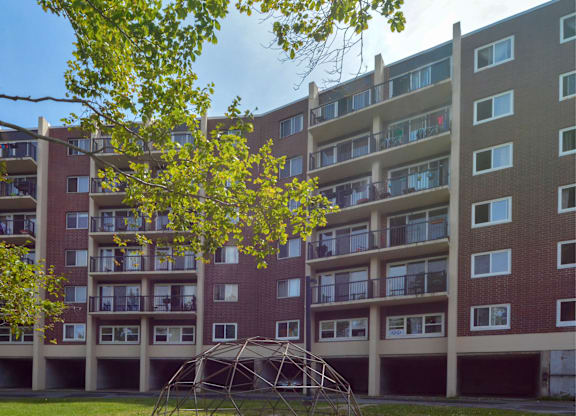 19 Plateau Crescent greenspace exterior