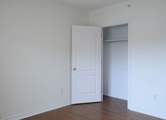 21 Parkland bedroom closet
