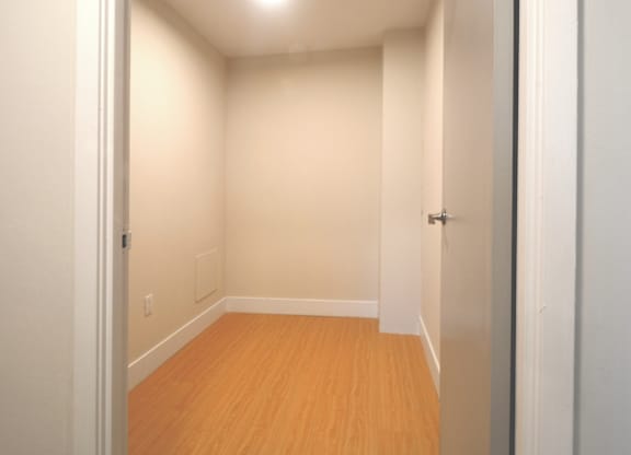 23 Glen Moir Closet