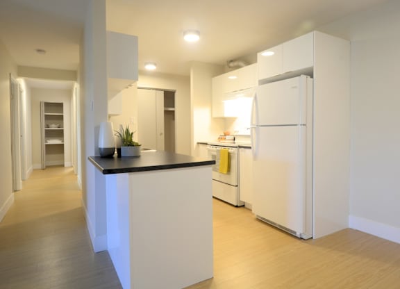 23 Glen Moir Kitchen Hallway
