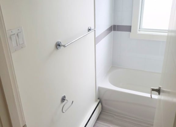 3565 Connaught bathroom