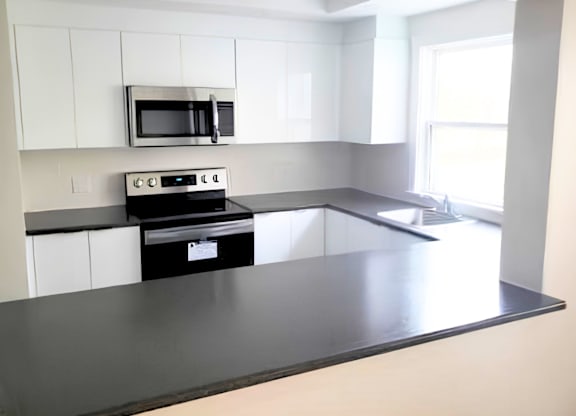 3565 Connaught kitchen