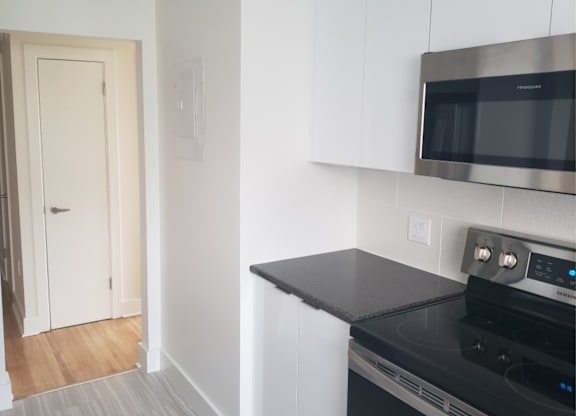 3565 Connaught kitchen