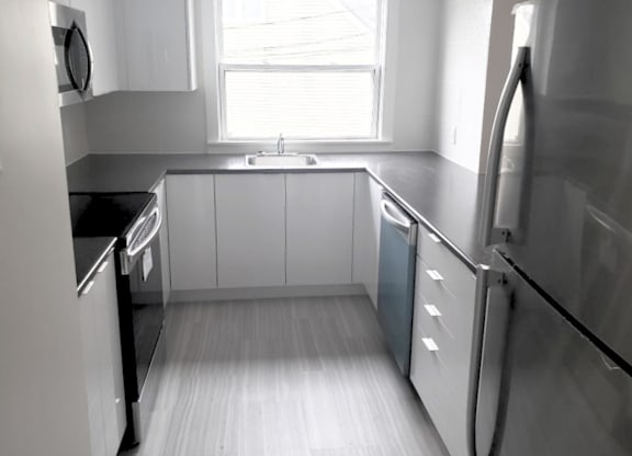 3565 Connaught kitchen