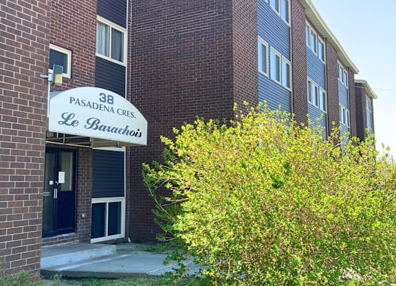 A building with a sign that says Le Sauchois.