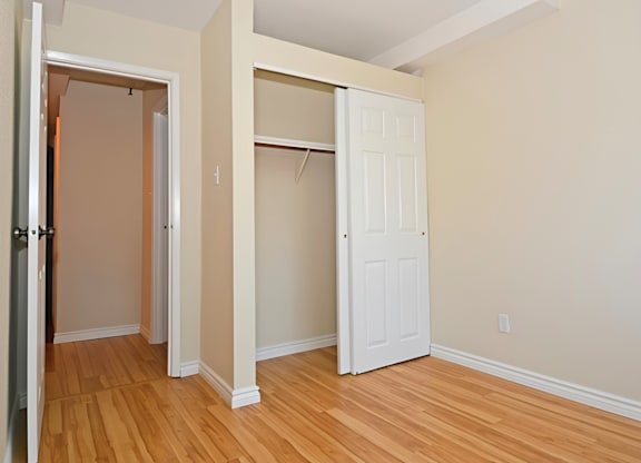 48-66 Harlington Bedroom Closet