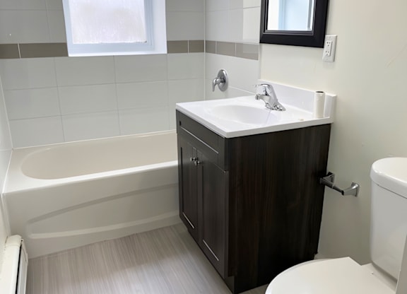 Maplehurst Apartments   Bathroom