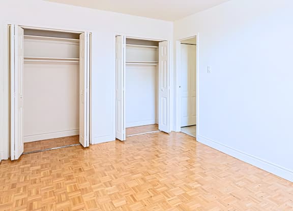 Ridgeway and Somerset bedroom closet