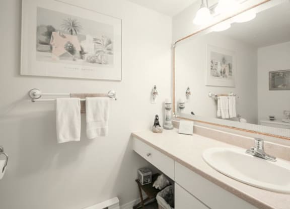 Strathmore Apartments Bathroom