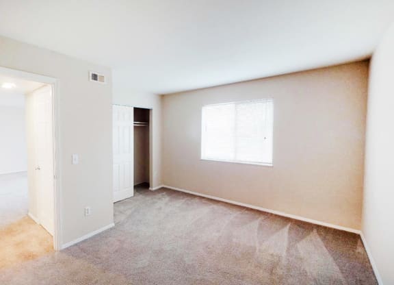 Bedroom area at Crown Ridge Apartments, Franklin, OH, 45005