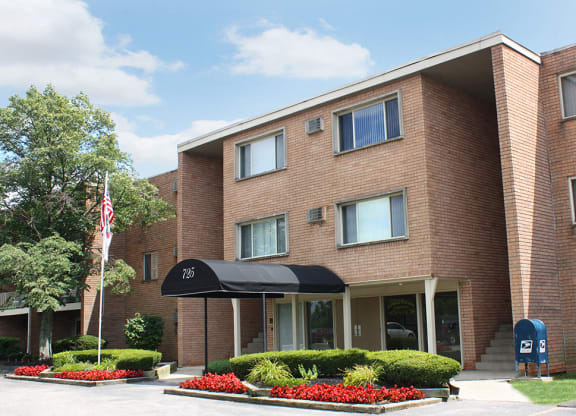 Building exterior at Crown Pointe Apartments, Covington, KY