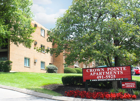 Sign at Crown Pointe Apartments, Covington, Kentucky