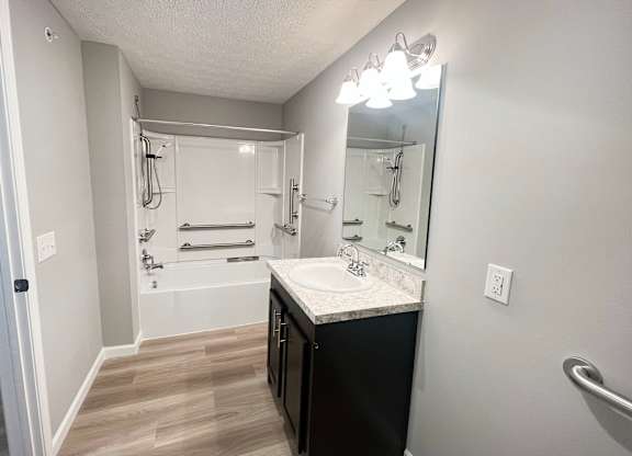 Full Bathroom at Hebron Station Apartments, Hebron, KY, 41048