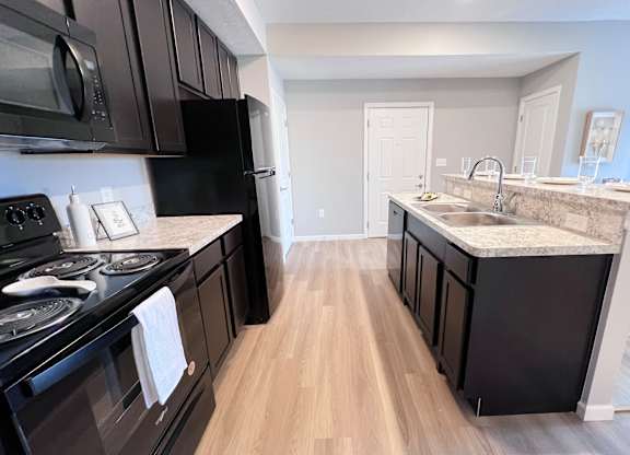 Kitchen with Oven at Hebron Station Apartments, Kentucky, 41048