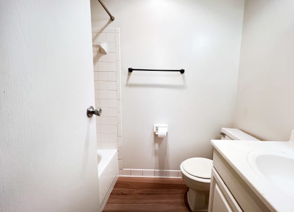 bathroom at Hunter Ridge Apartments, Ohio, 45244