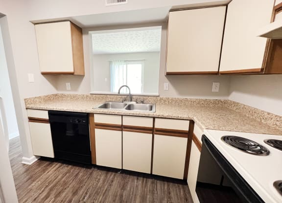 Unfurnished kitchen at 450 on Keeneland Apartments, Richmond, 40475