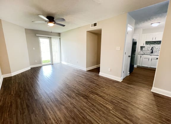 an empty living room with wooden floors at 450 on Keeneland Apartments, Richmond, KY 40475