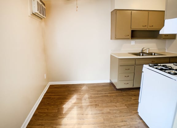 Dining area at Sharondale Woods Apartments, Ohio, 45241