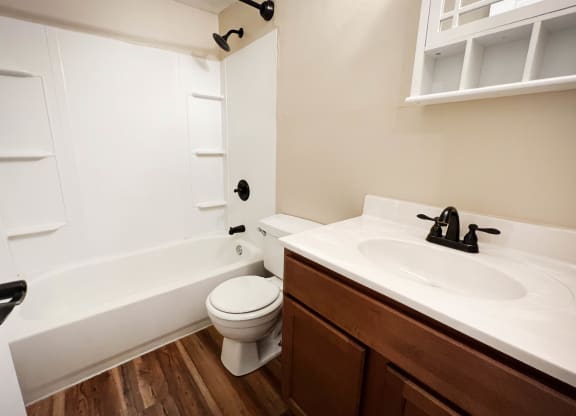 Bath at Sharondale Woods Apartments, Cincinnati, 45241
