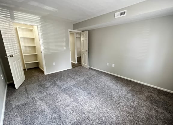 Room area at Deercross Apartments, Cincinnati, 45236