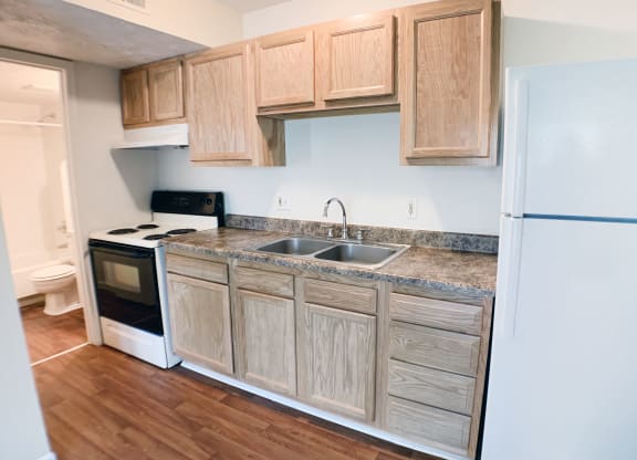 Fully Furnished Kitchen at Crown Crossing Apartments, Ohio