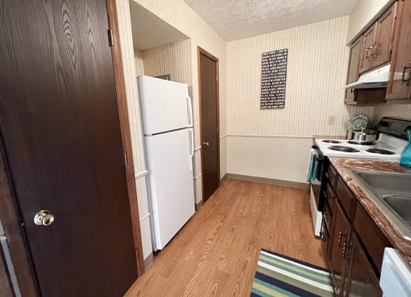 Fully Furnished Kitchen  at Crestbrook Apartments & Townhomes, Kentucky