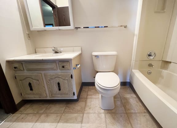 Bathtub  at Crestbrook Apartments & Townhomes, Crescent Spring, KY