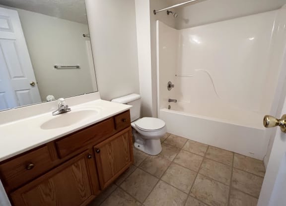 Bathroom With Bathtub at Walton Ridge Apartments, Kentucky, 41094