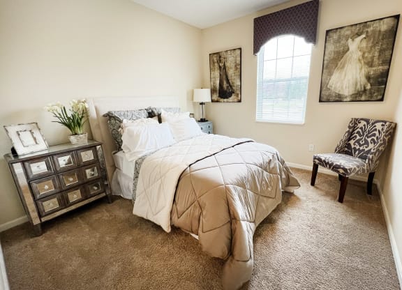 the preserve at ballantyne commons bedroom with bed and chair at Residences at Northgate Crossing, Ohio, 43235