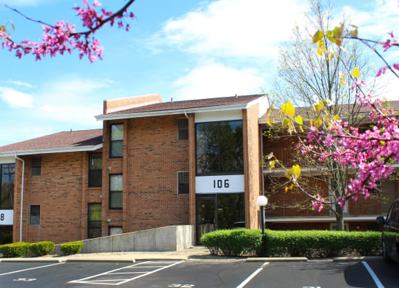 Entrance at Indian Lookout Apartments, Cincinnati, OH