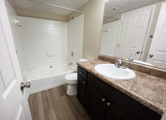 Bathroom With Bathtub at The Vinings Apartments, Ohio