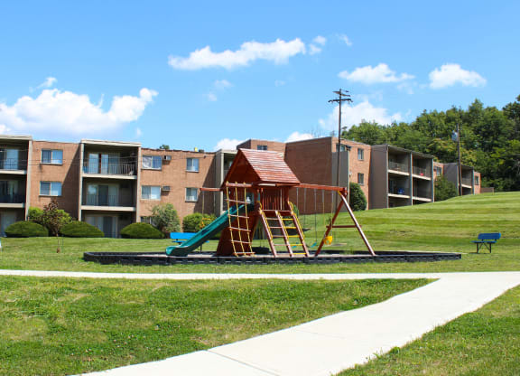 Crown Pointe Court Yard at Crown Pointe Apartments, Covington, KY, 41014