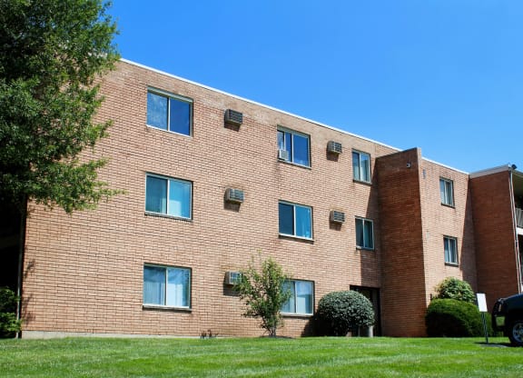 Crown Pointe building at Crown Pointe Apartments, Kentucky, 41014