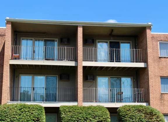 Building front view at Crown Pointe Apartments, Covington, KY