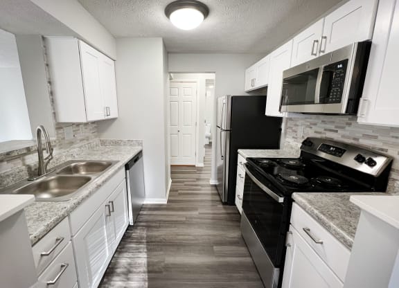 Stainless Steel Appliances at The Vinings Apartments, Cincinnati
