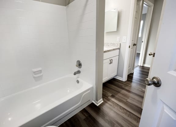 Bathtub at The Vinings Apartments, Ohio